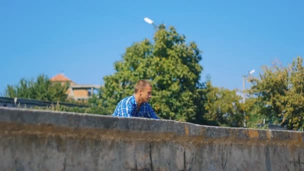 Guy idrottsman tillbaka flip med en dubbel PIRUETTERA på stranden — Stockvideo