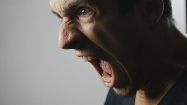 Крупним планом агресивний чоловік кричить — стокове відео