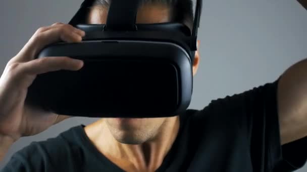 Close-up man zetten Vr-headset en krijgt ervaring in met behulp van Vr-headset. — Stockvideo