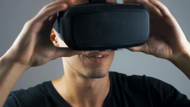 Imagem de perto do homem obtendo experiência no uso de fone de ouvido VR . — Vídeo de Stock