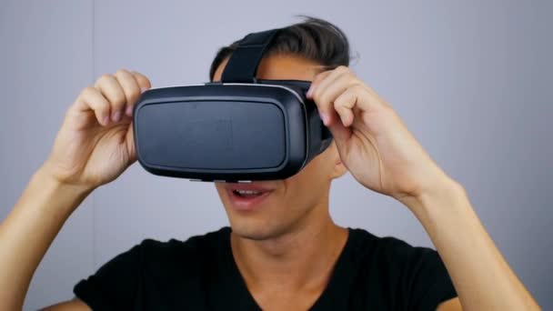 Jeune homme adulte et un casque de réalité virtuelle . — Video