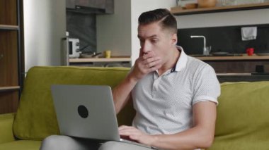 İnsanoğlu evde çalışırken dizüstü bilgisayarında görülen kötü habere hiç de hoş olmayan bir şekilde şaşırdı ve şok oldu. Şok olmuş serbest çalışan, stres ve umutsuzluktan muzdarip.