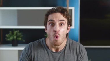 Adamın kameraya bakıp 