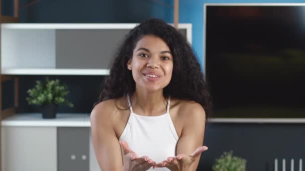 Jovem afro-americana adolescente blogger vlogger fazendo videoconferência online com amigos na webcam dentro de casa. Conceito de vlogging de vídeo e mídia social. — Vídeo de Stock