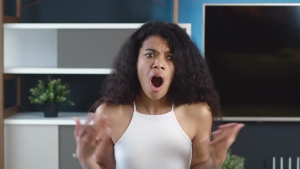 Překvapená, nepříjemně překvapená mladá Afroameričanka pociťuje pohrdání a znechucení. Černá dívka pocit stresu pohled na kameru v domácí kanceláři pozadí. — Stock video