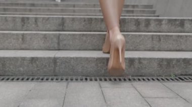 İş kadını ayakları, yüksek topuklu ayakkabılar, işe gidip gelen yüksek topuklu ayakkabılar şehir merkezindeki caddede yürüyen, tanınmaz halde kadın bacakları..