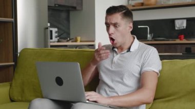 İnsanoğlu, evdeki kanepede çalışırken dizüstü bilgisayarında görülen kötü habere hiç de hoş olmayan bir şekilde şaşırdı ve şok oldu. Şok olmuş serbest çalışan, stres ve umutsuzluktan muzdarip.