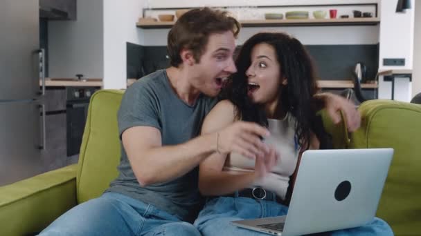 Aufgeregt überglückliche Männer und Frauen, die auf den Bildschirm ihres Laptops schauen, fühlen sich von Lottogewinnen überrascht. Schönes Paar feiert mit Internet-Lotteriegewinn — Stockvideo