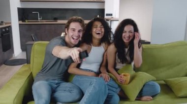Mutlu bir grup genç adam ve iki kadın sohbet ediyor ve televizyon izliyorlar. Arkadaşlar kanepede otururken film komedisi ya da korku türünü birlikte seçerler. Karışık ırk gençleri evde parti veriyor.