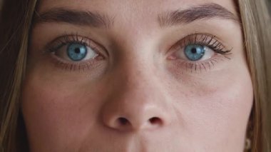 Kameraya bakan mavi gözlü güzel kadınların yakın plan portresi. Sarışın, beyaz bir kadının Macro yüzü. Doğal Güzellik.