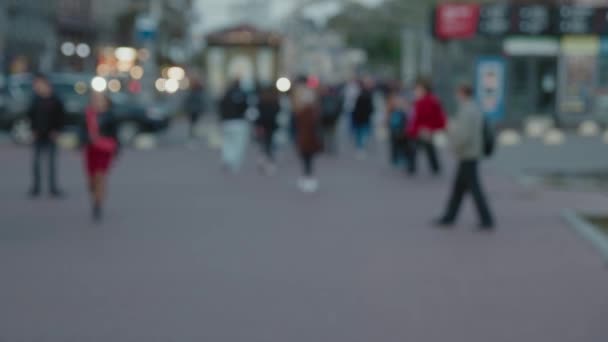 Astratto sfondo sfocato sfocato di persone non riconosciute sulla piazza della strada la sera — Video Stock