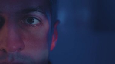 Ekrandaki ışığın gözündeki yakın çekim yansıması. Geceleri film izleyen genç adamın makro gözleri. Hızlı çalışan haber kaynağı.