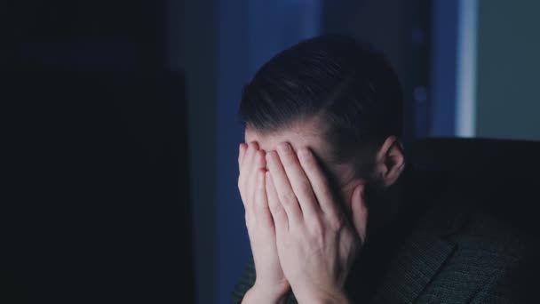 Müder junger Geschäftsmann arbeitet spät in der Nacht am Laptop, leidet unter Müdigkeit und emotionalem Burnout. Monitor Lichtreflexion auf seinem Gesicht — Stockvideo