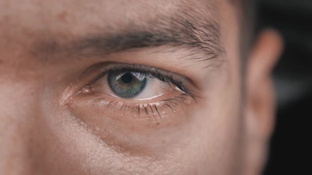 Een close-up van een huilende man met tranen in het oog. Depressieve man in wanhoop huilt verdriet. Tranen op zijn gezicht. — Stockvideo