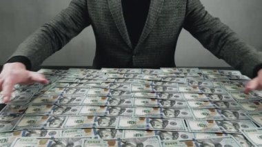 Açgözlü işadamı kendi menfaati için masadan para alıyor. Para biriktirme kavramı.