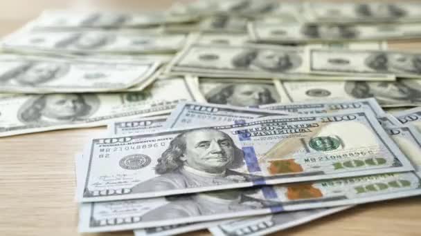 Lamanya waktu menghitung uang. Ratusan dolar amerika jatuh di atas meja. Konsep menghasilkan uang — Stok Video