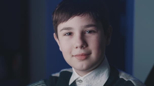 Close-up portret van schattige jongen 13 jaar oud kijken naar de camera terwijl zitten achter computer laptop thuis 's nachts. Mensen, levensstijl en jeugdconcept. — Stockvideo