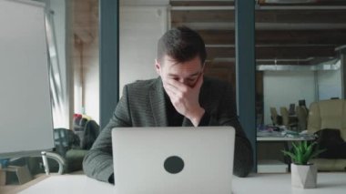 Ofiste alerjisi olan genç bir iş adamı. Ofisinde dizüstü bilgisayarda çalışan hasta erkek hapşırıyor ve burnu akıyor grip ve soğuk algınlığı belirtileri gösteriyor..