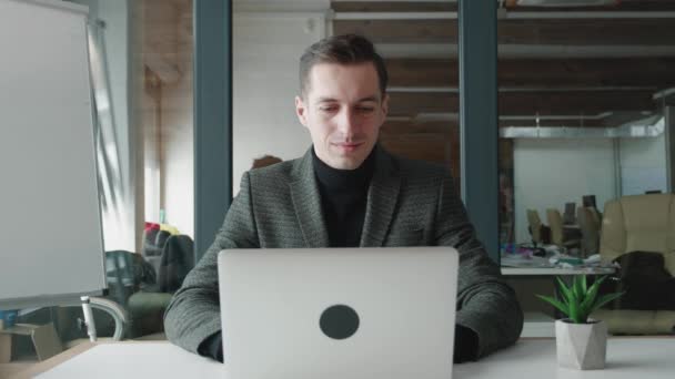 Retrato del hombre de negocios empresario escribiendo en el portátil. Joven profesional masculino usando el escritorio de la oficina de la computadora. Trabajador freelancer ocupado trabajando en dispositivos portátiles en interiores. — Vídeo de stock