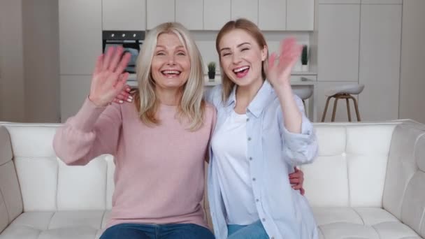 Ευτυχισμένη στοργική ώριμη μητέρα και μεγάλη κόρη κουνώντας το χέρι μιλώντας στο web cam βίντεο συνέδριο καλώντας εικονική οικογενειακή σε απευθείας σύνδεση συνομιλία συνάντηση στο σπίτι, προβολή κάμερας. — Αρχείο Βίντεο