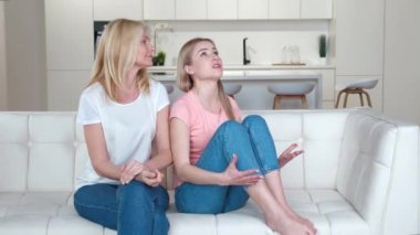 Öfkeli ve azarlanan yetişkin bir kız çocuğu dinlemeyerek sırtını döndü, yaşlı bir anneyle anlaşmazlığa düşerek öfkelendi. Çatışan iki farklı nesil kadın ailesi.