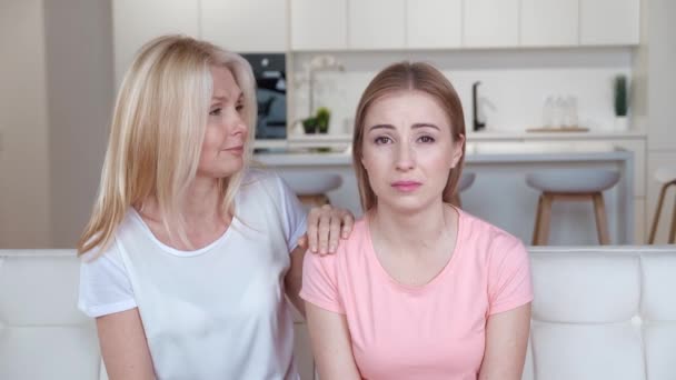 Любящая старшая мать сочувствующая грустной депрессии, молодая взрослая дочь плачет отчаянно о проблемах, заботящаяся старшая мама дает поддержку понимание сочувствия стрессовой дочери в слезах — стоковое видео