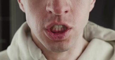 Saldırgan bir adamın bağırışları. Kızgın adam ağzı açık bağırıyor. Tehlike şiddeti kavramı.