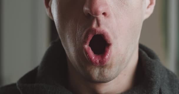 Detailní portrét ústa šokovaného muže s náhlou dobrou zprávou raduje z úspěšného vítězství a cítí šťastný. — Stock video