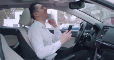 Heyecanlı iş adamı kazananın elinde akıllı telefon var. İyi haberler var. Cep telefonuyla online bahis oyununa hayran kaldım..