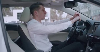 Üzgün depresif bir adam arabada oturmuş umutsuzluktan acı çekiyor..