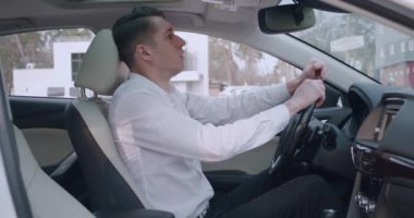 Üzgün erkek işadamı arabada otururken ağlıyor. Kriz ve iş sorunları. Bunalımlı adam
