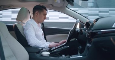 Şok olmuş işadamı dizüstü bilgisayarındaki kötü e-postayı okuyarak korkmuş, sürücü koltuğunda oturuyor. İflas kavramı