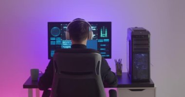 Gece veri merkezindeki bir bilgisayarda çalışan kulaklıklı bir programcı. Siber güvenlik merkezinde çalışan tehlikeli bir bilgisayar korsanı..