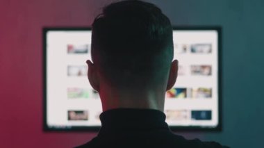 Arka Görünümlü Adam, Bilgisayar Monitöründe İnternet Sitelerine göz atıyor. Web Sayfaları Sörf, İnternet 'te bilgi arama kavramı.