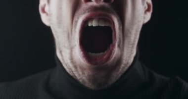 Kızgın Adam 'ın ağzını kapat ve bağır. Tehlike Şiddeti