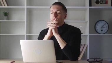 İş adamı sorun ya da konsantre zihin konusunda yardım istiyor. Dindar erkek ofis çalışanı gözleri kapalı oturur dua eder, umutla dua eder. İş yerinde meditasyon.