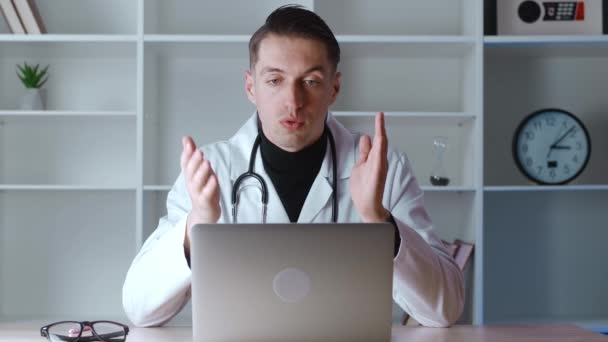 Doctor hablando con el paciente haciendo videollamadas en el portátil. Hombre médico hablando mirando a la pantalla de la computadora de comunicación por webcam en el chat web de consultoría cliente en línea. — Vídeos de Stock