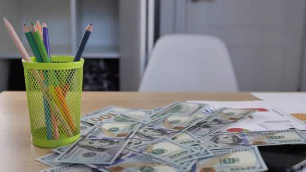 Zeitraffer-Geld fällt am Arbeitsplatz auf den Schreibtisch. Dollarscheine fallen auf den Schreibtisch. Das Konzept, in Unternehmen zu investieren und Geld zu verdienen. — Stockvideo