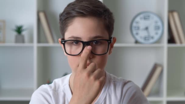 Detailní portrét roztomilého jedenáctiletého chlapce s brýlemi. Chytré dítě. Zázračné dítě — Stock video