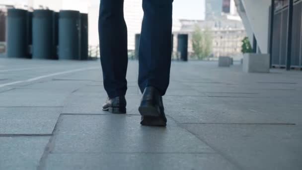 Visão traseira pés de homem de negócios que se deslocam para o trabalho. Homem confiante em sapatos de couro e terno formal andando no centro da cidade perto de prédio de escritórios. — Vídeo de Stock
