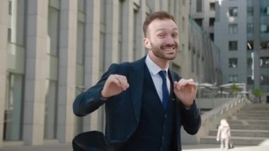 Neşeli dans eden mutlu iş adamı, başarılı bir kariyer, karlı bir yatırım. Sokakta dans eden resmi takım elbiseli çılgın komik erkek menajer, çok memnun, kazanma konsepti.