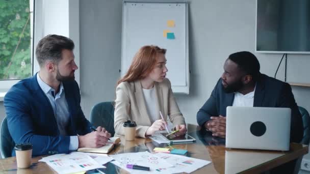 Business men and businesswoman meeting brainstorming ideas about new finance project collega working together plan success strategy teamwork in in board room meeting in city office — Video Stock