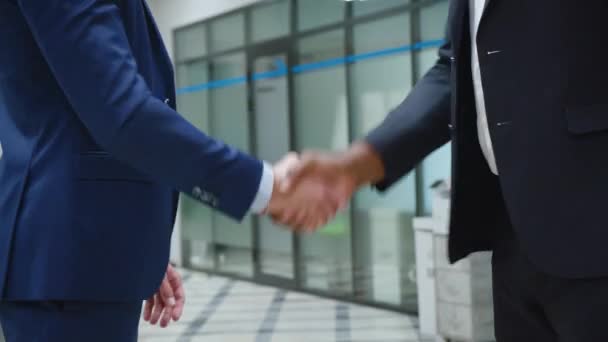 İş adamlarının iş ortaklığı anlaşmasını sarsması, iş arkadaşlarıyla buluşması. İş adamları ofiste tokalaşırken — Stok video
