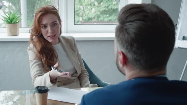 Zakenvrouw Interviewen Mannelijke Job Candidate In Meeting Room. Sollicitanten HR hebben een interview met Human resource manager banen interviewen met zelfverzekerde kandidaat bij het kantoor van het bedrijf. — Stockvideo