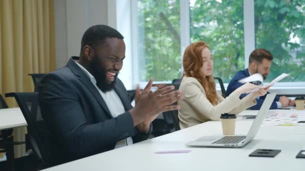 Alegre empresario africano en traje mirando la pantalla del ordenador portátil, emocionado por las buenas noticias increíbles en la oficina. Hombre sorprendido celebrando buenos resultados delante de la computadora portátil en la oficina, mostrando sí signo — Vídeo de stock