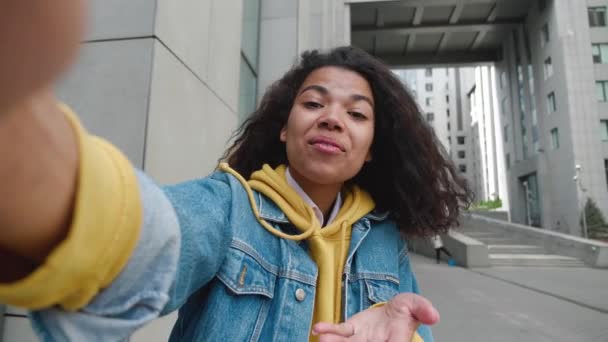 POV van mooie Afrikaanse Amerikaanse vrolijke meisje spreken op video chat in de buitenlucht in de stad straat. Vrolijke mooie jonge vrouw video chatten in goed humeur. Video call concept — Stockvideo