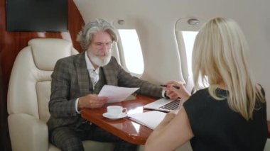 Zengin çift, iş kadını ve iş kadını. Şirketlerin büyüme stratejilerini özel jetiyle ya da birinci sınıf uçakla yapılan bir iş gezisinde öğreniyorlar.