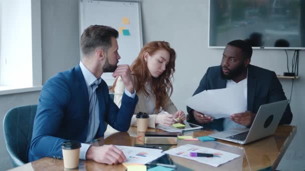 Zakenmensen en zakenvrouw ontmoeten brainstorm ideeën over nieuwe financiering project collega werken samen plan succes strategie teamwork in in bestuurskamer vergadering in stadskantoor — Stockvideo