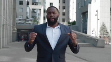 Hüsrana uğramış Afro-Amerikan İşadamı 'nın portresi, İş Bölgesi' nde dikilirken Kayıp 'a Tepki Veriyor