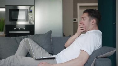 İnsanoğlu evde çalışırken dizüstü bilgisayarında görülen kötü habere hiç de hoş olmayan bir şekilde şaşırdı ve şok oldu. Şok olmuş serbest çalışan, stres ve umutsuzluktan muzdarip.